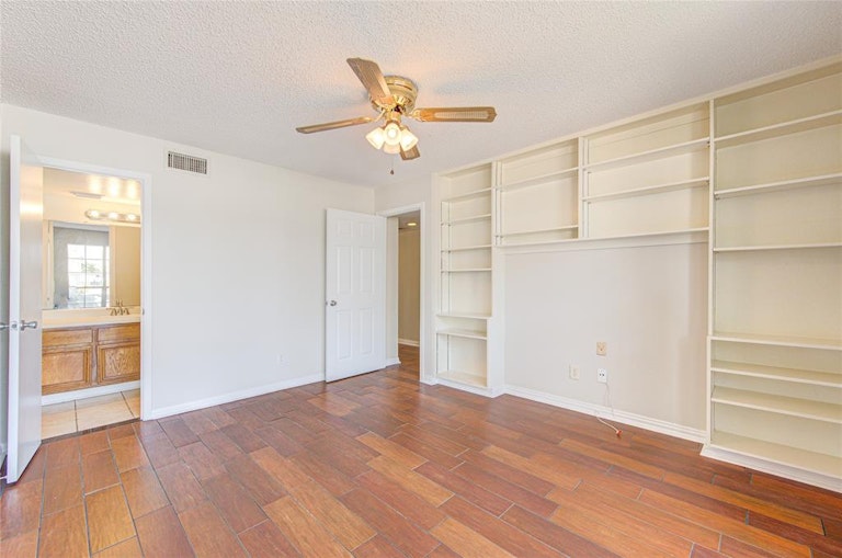Photo 11 of 37 - 12200 Overbrook Ln #31A, Houston, TX 77077
