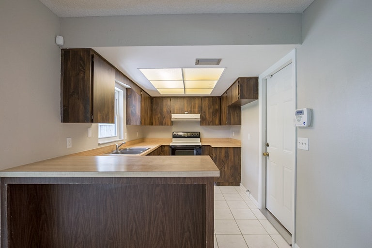 Photo 2 of 15 - 14529 Knoll Ridge Dr, Tampa, FL 33625