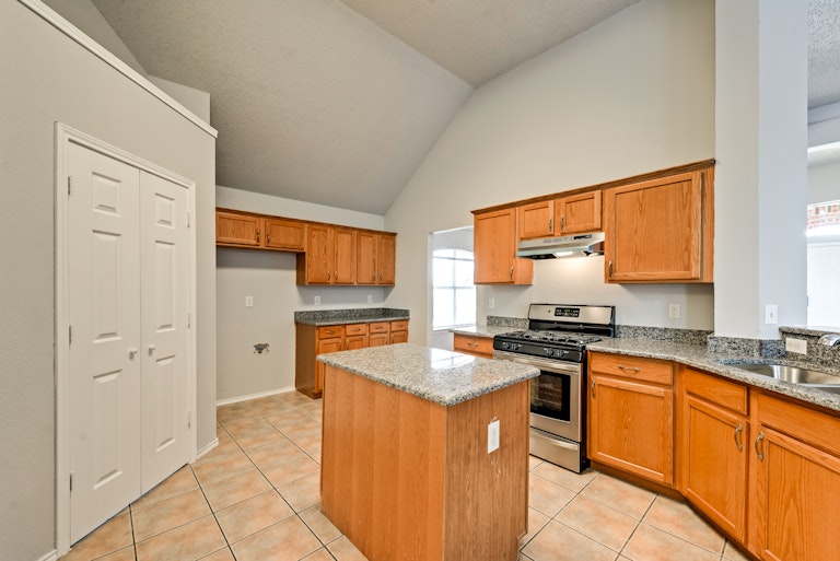 Photo 7 of 28 - 2705 Granite Ave, Sachse, TX 75048