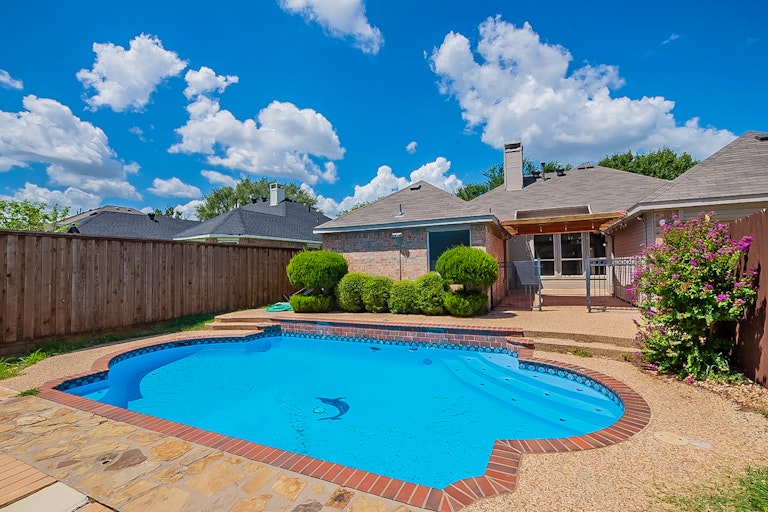 Photo 7 of 24 - 1412 Sunswept Ter, Lewisville, TX 75077