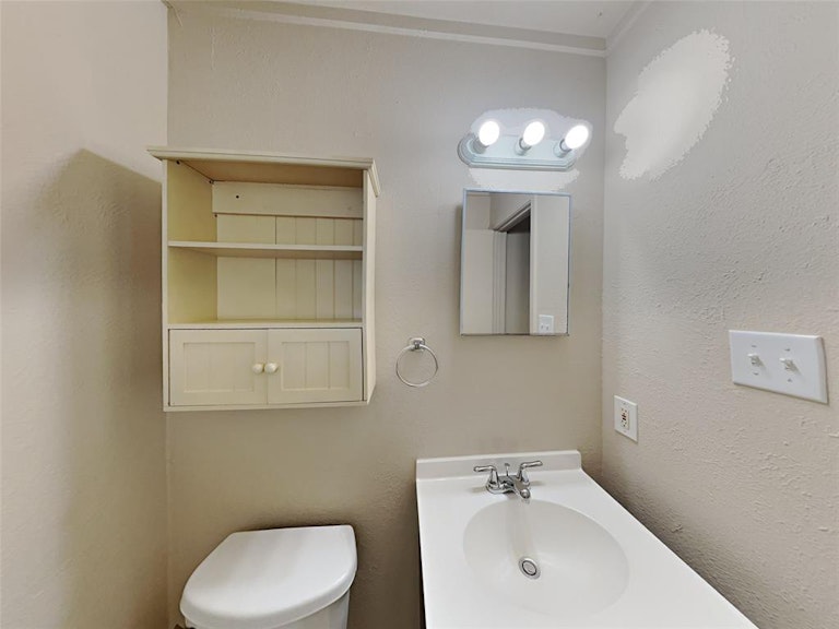 Photo 9 of 18 - 406 W White Ave, McKinney, TX 75069