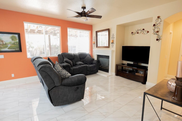 Photo 13 of 36 - 1002 Heritage Way, Yuba City, CA 95991