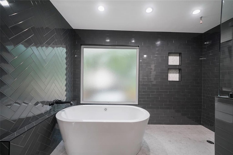 Photo 22 of 31 - 5402 Enchanted Mist Dr, Humble, TX 77346