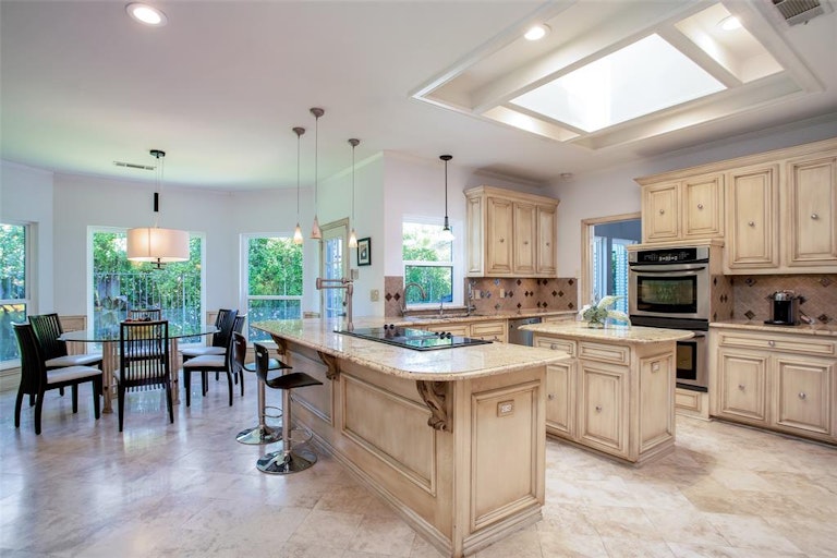 Photo 10 of 27 - 6015 Twin Coves St, Dallas, TX 75248