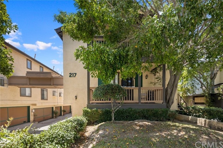 Photo 2 of 29 - 217 S Catalina Ave #8, Pasadena, CA 91106
