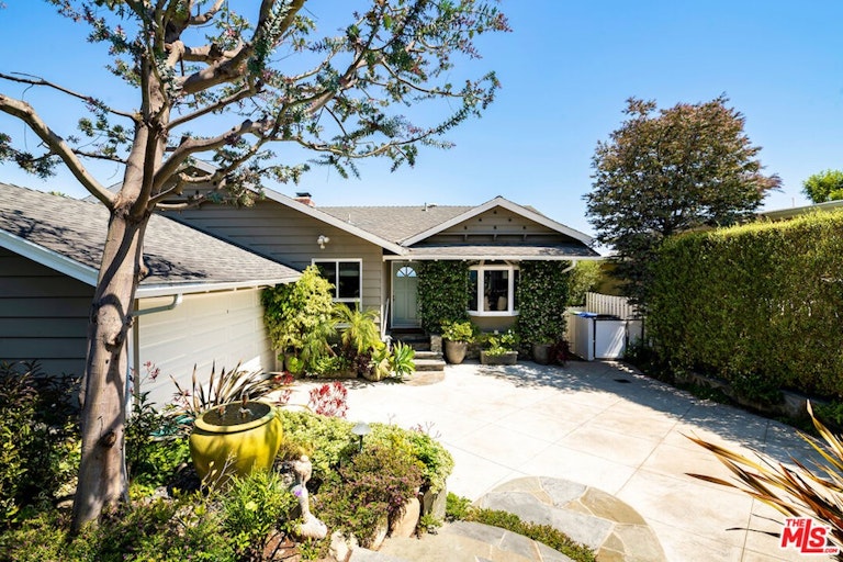 Photo 5 of 54 - 16656 Linda Ter, Pacific Palisades, CA 90272