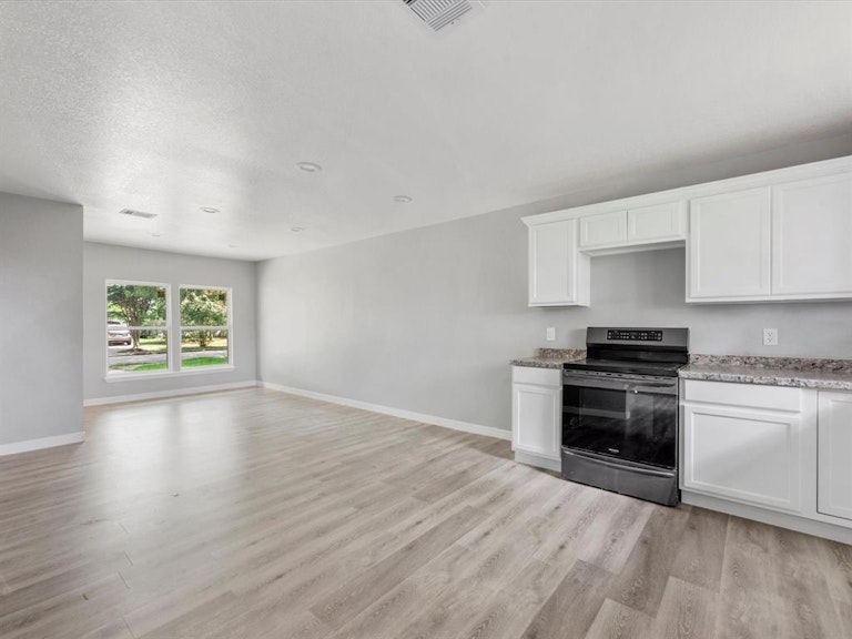 Photo 8 of 22 - 5310 Castlecreek Ln, Houston, TX 77053