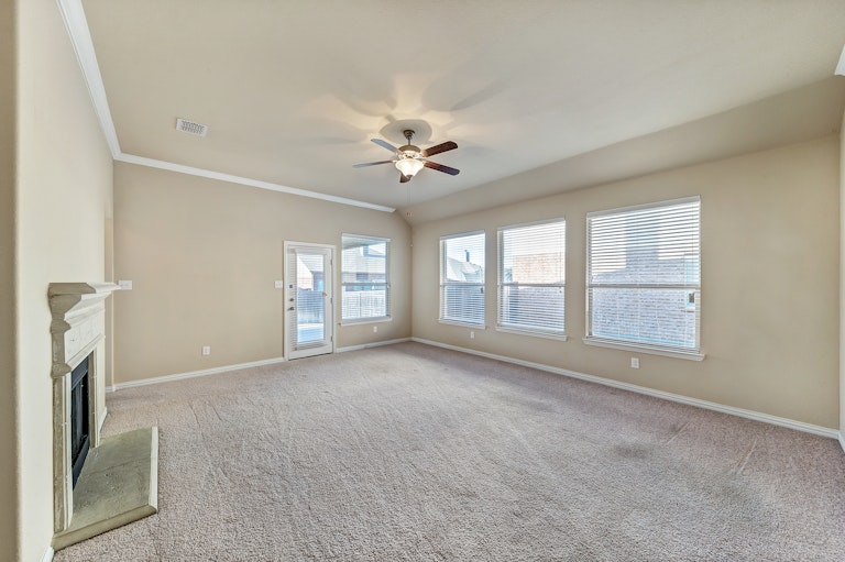 Photo 13 of 31 - 808 W Bend Blvd, Burleson, TX 76028
