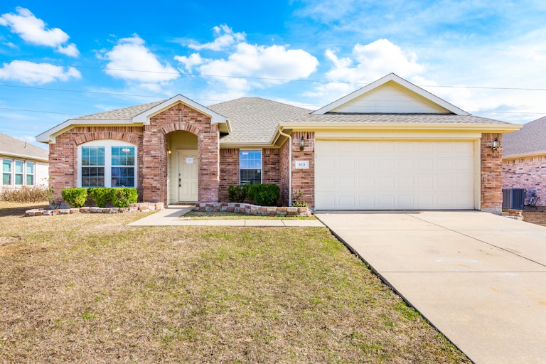 Photo 1 of 29 - 613 Overton Dr, Wylie, TX 75098