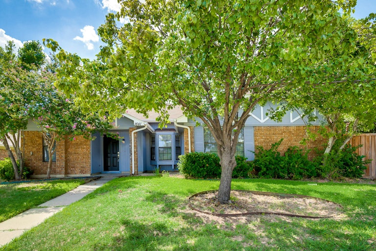 Photo 1 of 25 - 1641 Cemetery Hill Rd, Carrollton, TX 75007