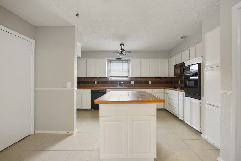Photo 8 of 26 - 1600 Lexington Pl, Bedford, TX 76022