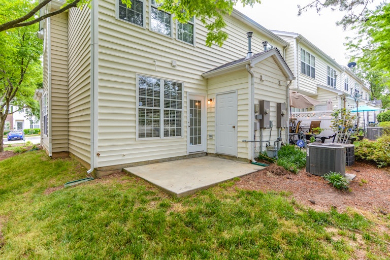Photo 17 of 18 - 5725 Corbon Crest Ln, Raleigh, NC 27612