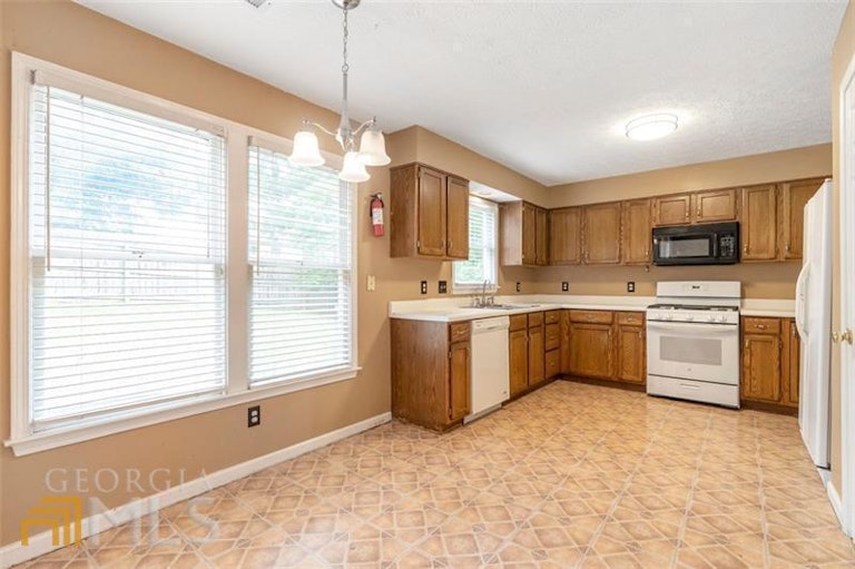 Photo 10 of 18 - 1215 Carlysle Park Dr, Lawrenceville, GA 30044