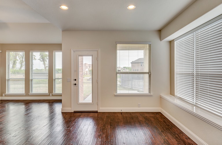 Photo 10 of 33 - 1204 Barberry Dr, Burleson, TX 76028