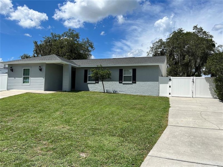 Photo 4 of 31 - 132 Lake Thomas Dr, Winter Haven, FL 33880