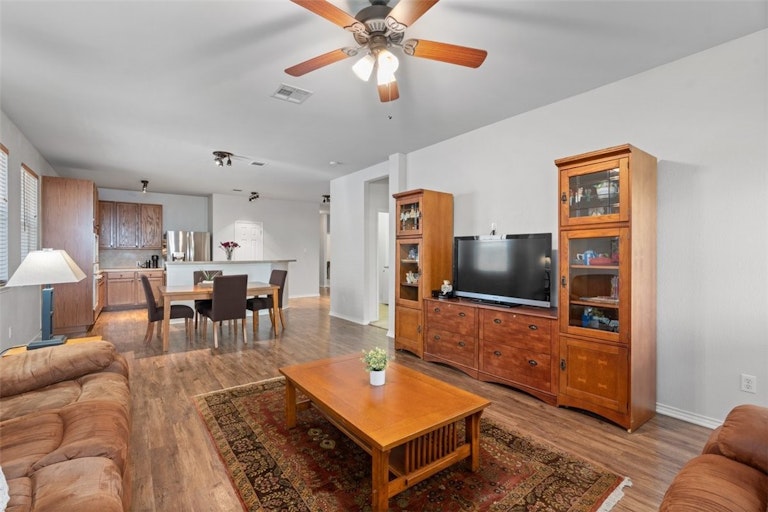 Photo 12 of 37 - 414 Las Colinas Dr, Leander, TX 78641