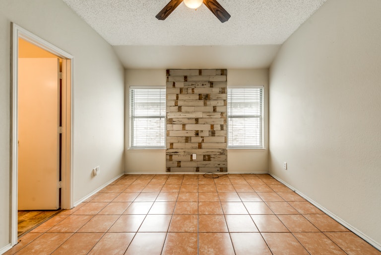 Photo 18 of 29 - 2736 Hidden Springs Dr, Mesquite, TX 75181