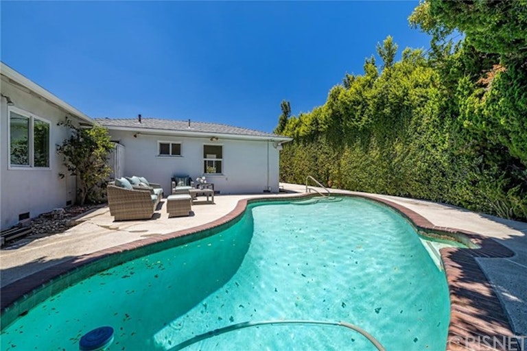 Photo 27 of 34 - 10354 Gloria Ave, Granada Hills, CA 91344