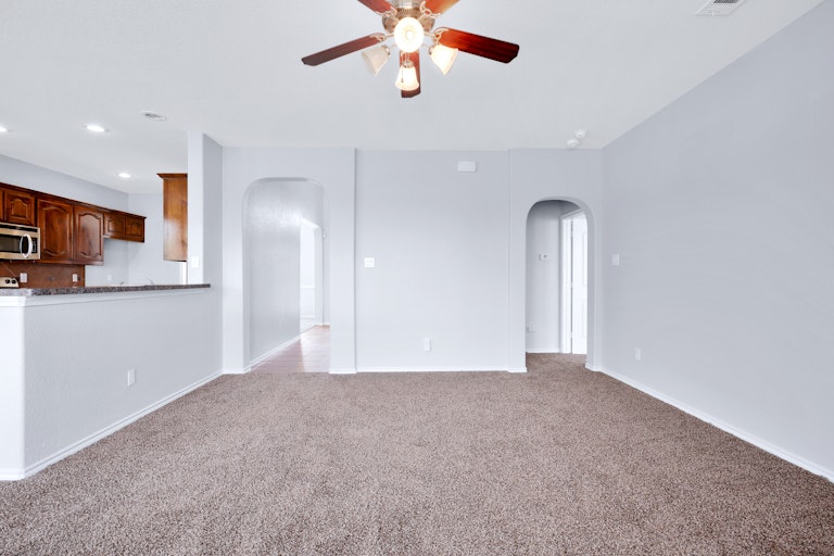 Photo 12 of 33 - 8521 Field Creek Ct, Fort Worth, TX 76134