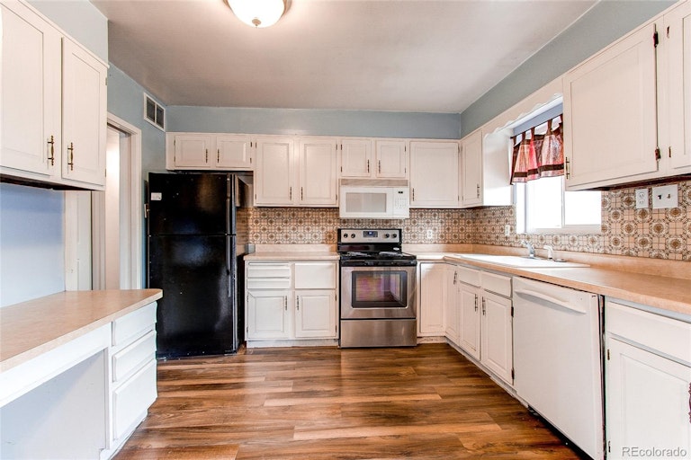 Photo 5 of 25 - 840 Tucson St, Aurora, CO 80011