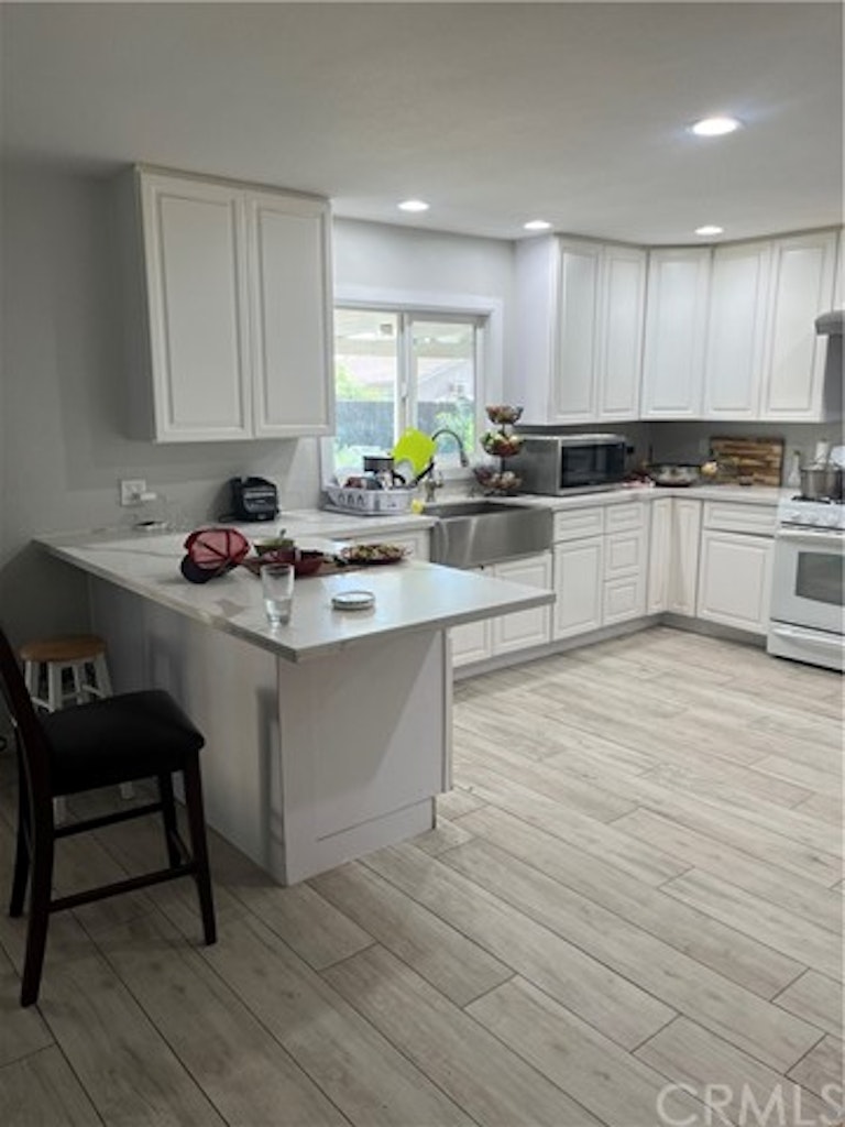 Photo 3 of 16 - 1929 E Oakland Ave, Hemet, CA 92544