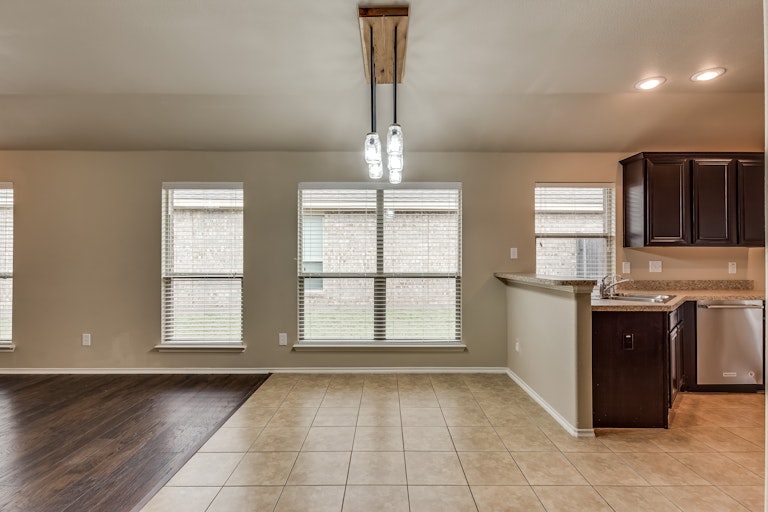 Photo 9 of 25 - 1308 Land Oak Rd, Royse City, TX 75189