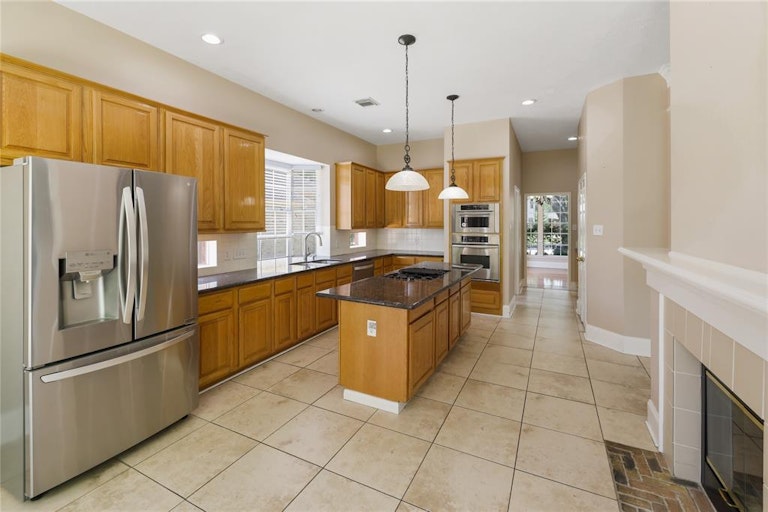 Photo 9 of 37 - 811 Whitby Ct, Sugar Land, TX 77479