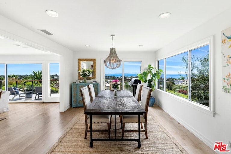 Photo 12 of 54 - 16656 Linda Ter, Pacific Palisades, CA 90272