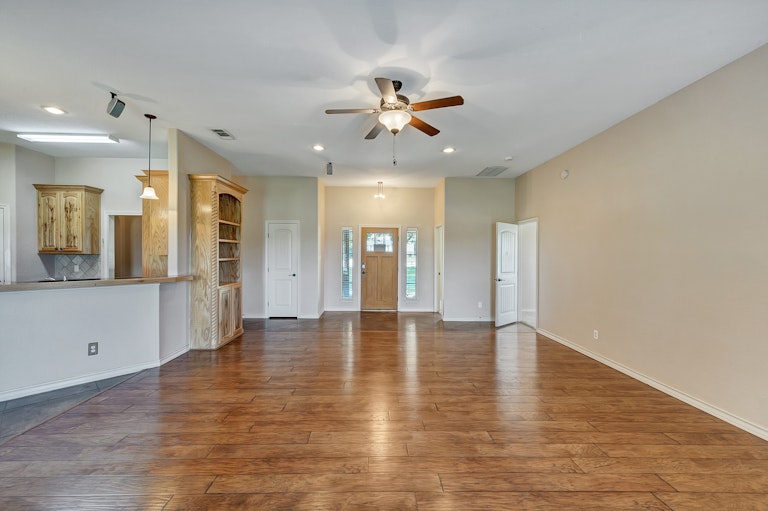 Photo 9 of 24 - 5619 Gebron Ct, Fort Worth, TX 76126