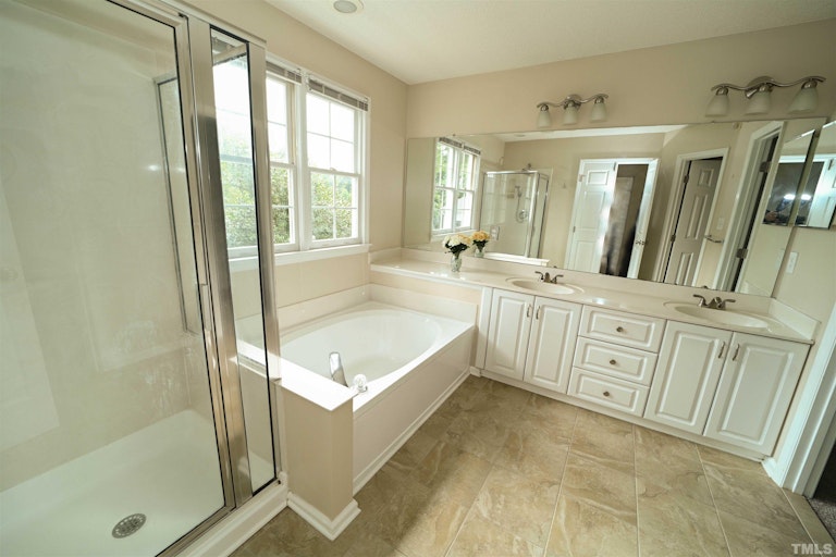 Photo 17 of 27 - 102 Lewey Stone Ct, Cary, NC 27519