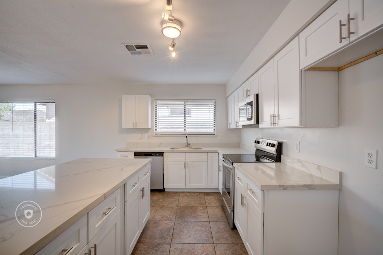 Photo 4 of 26 - 3108 W Los Gatos Dr, Phoenix, AZ 85027