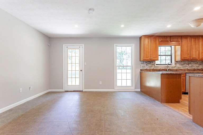 Photo 10 of 26 - 11673 Matthews Trl, Hampton, GA 30228