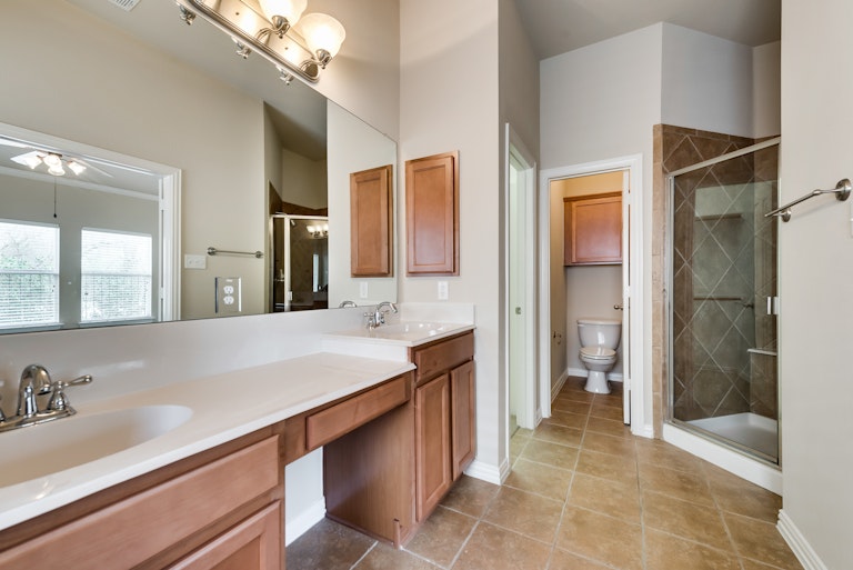 Photo 18 of 29 - 2821 Tangerine Ln, Plano, TX 75074