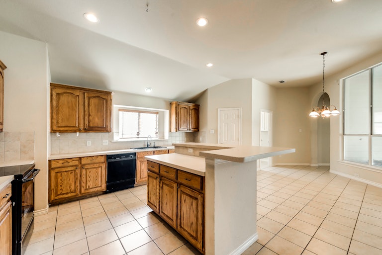 Photo 7 of 30 - 6608 Victory Crest Dr, Arlington, TX 76002