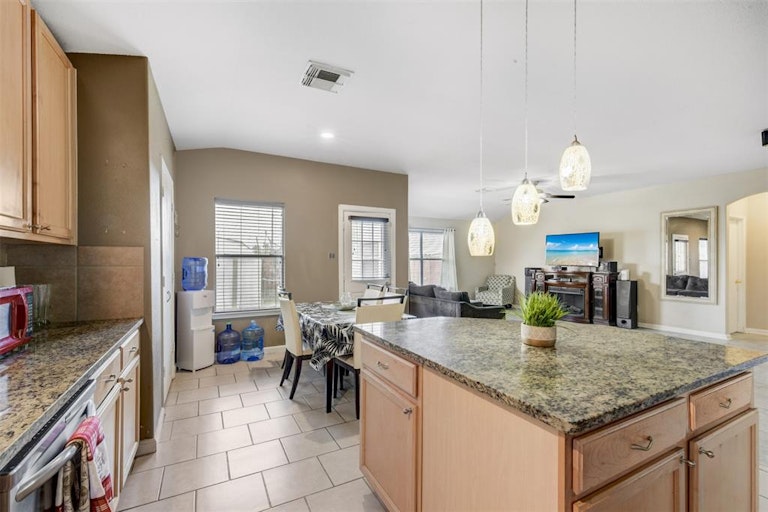 Photo 19 of 47 - 222 Kestrel Ln, Rosharon, TX 77583