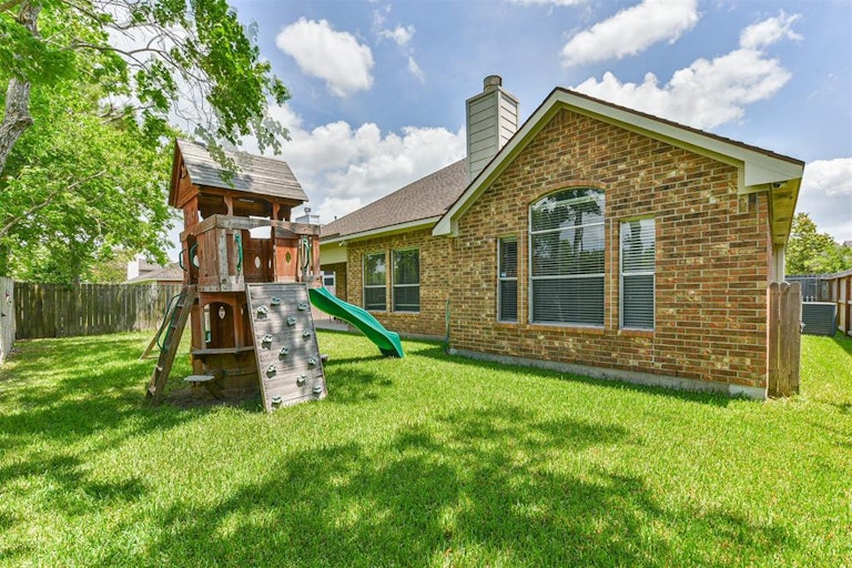Photo 38 of 41 - 3111 Genessee Creek Ln, Friendswood, TX 77546