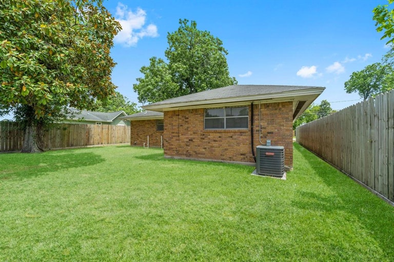 Photo 24 of 25 - 302 E 40th 1/2 St, Houston, TX 77018
