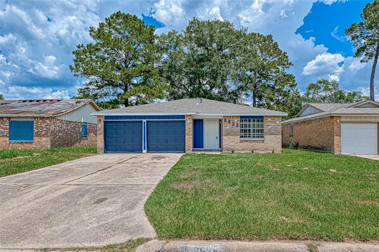 Photo 1 of 32 - 8638 Valley Flag Dr, Houston, TX 77078