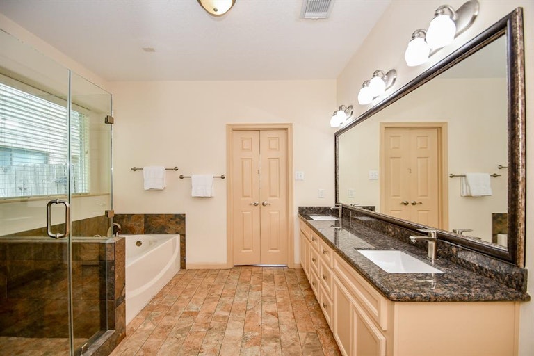 Photo 20 of 34 - 7702 Flax Dr, Houston, TX 77071