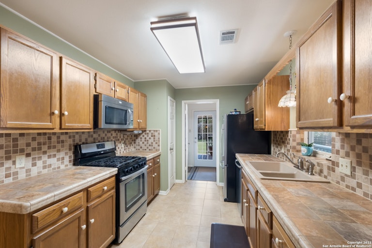 Photo 14 of 28 - 6634 Country View Ln, San Antonio, TX 78240