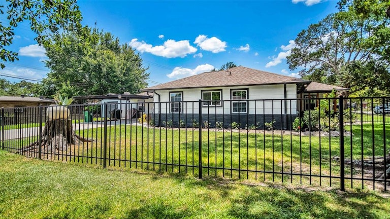 Photo 4 of 50 - 7758 Hereford St, Houston, TX 77087