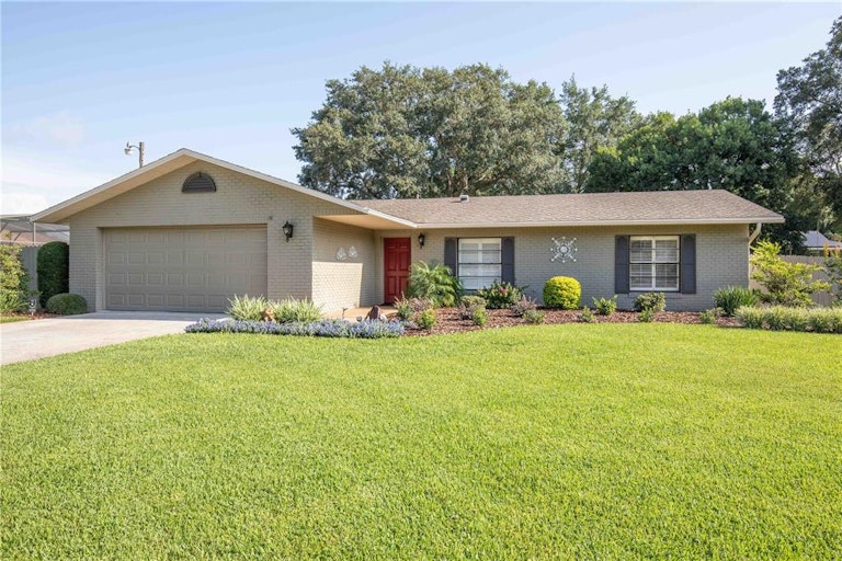 Photo 1 of 14 - 10035 Bunker Rd, Leesburg, FL 34788