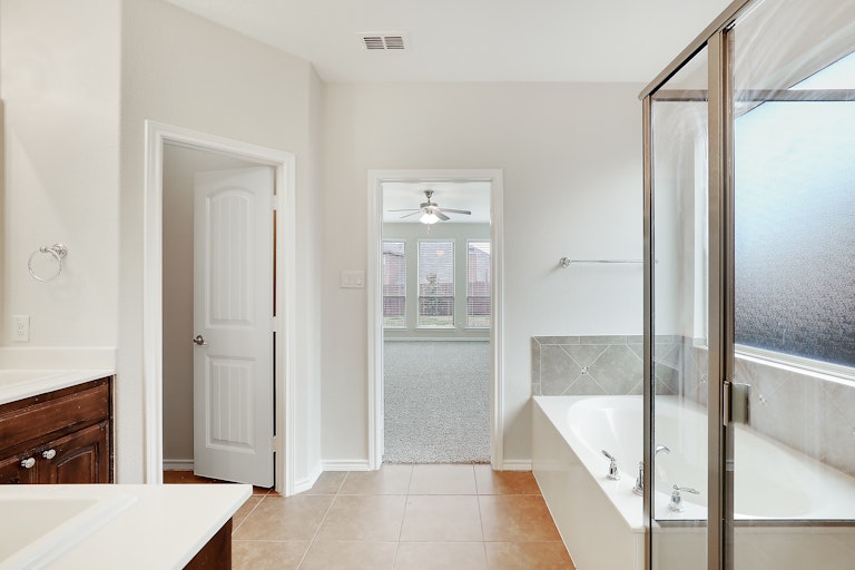 Photo 14 of 27 - 10405 Boxthorn Ct, Fort Worth, TX 76177