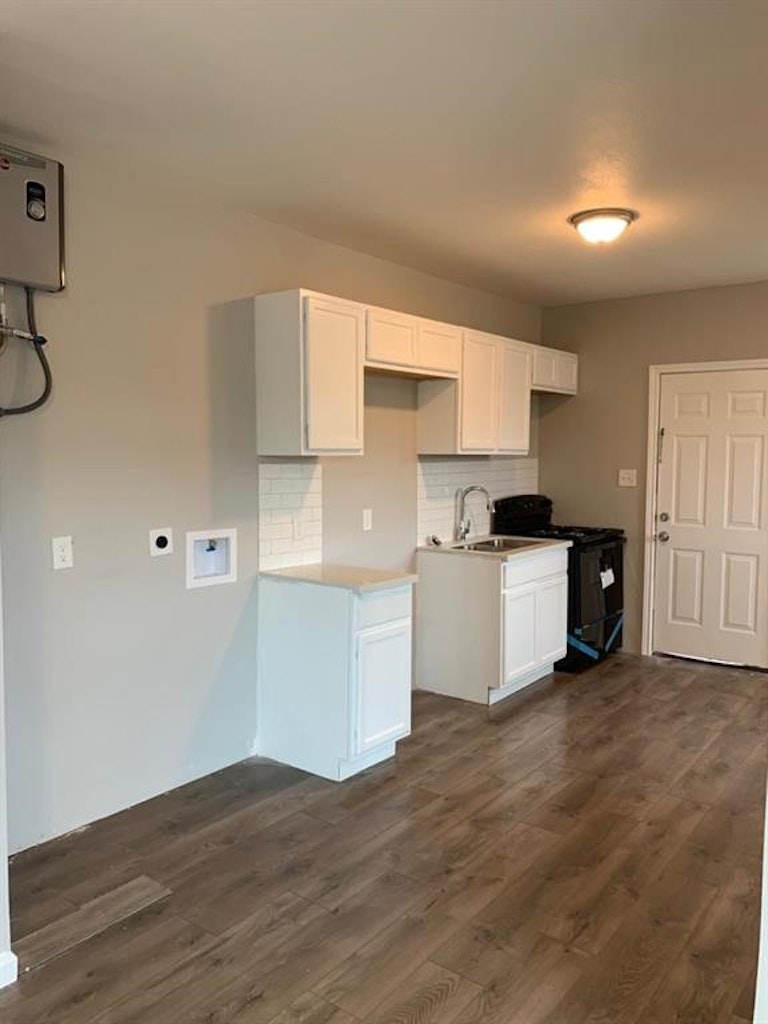 Photo 4 of 17 - 211 E Sterling St #4, Baytown, TX 77520