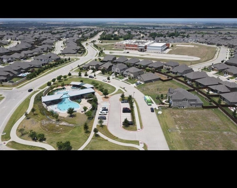 Photo 36 of 39 - 3209 Puffin Ln, Celina, TX 75009