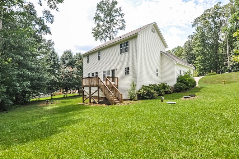 Photo 22 of 25 - 285 Trenburg Pl, Clayton, NC 27520