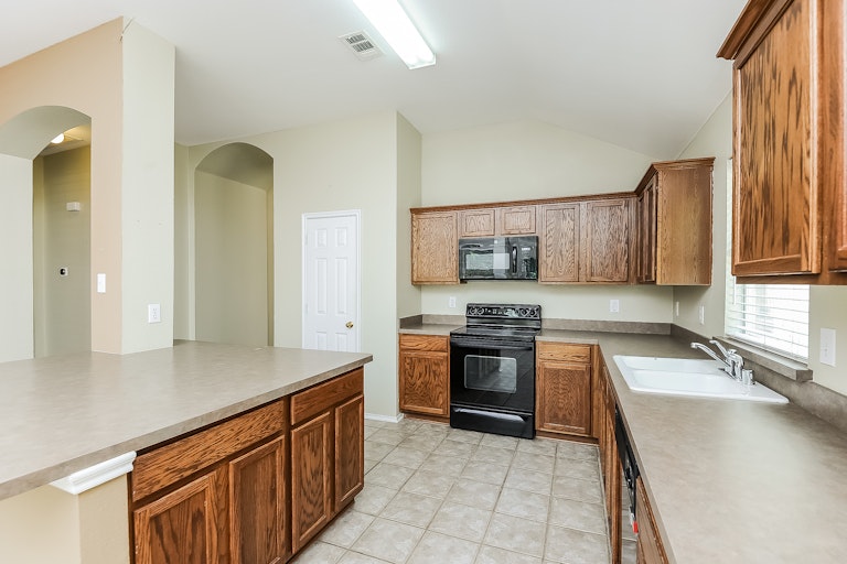 Photo 12 of 25 - 13308 Ridgepointe Rd, Fort Worth, TX 76244
