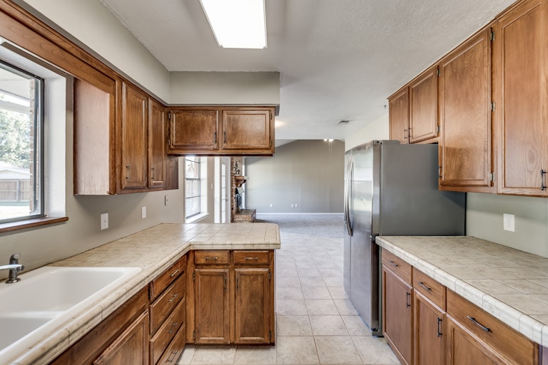 Photo 9 of 19 - 2117 Lea Meadow Cir, Corinth, TX 76208