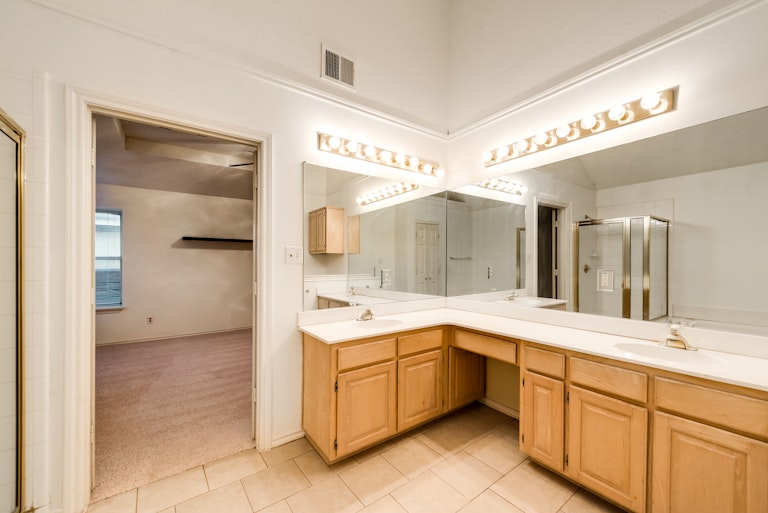 Photo 18 of 28 - 2216 Meadowstone Dr, Carrollton, TX 75006