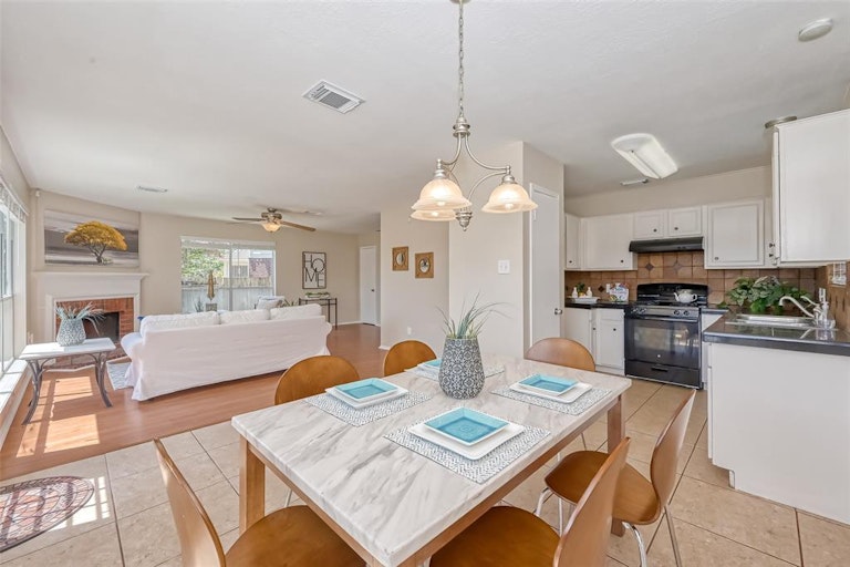 Photo 17 of 42 - 8706 Fondren Village Dr, Houston, TX 77071